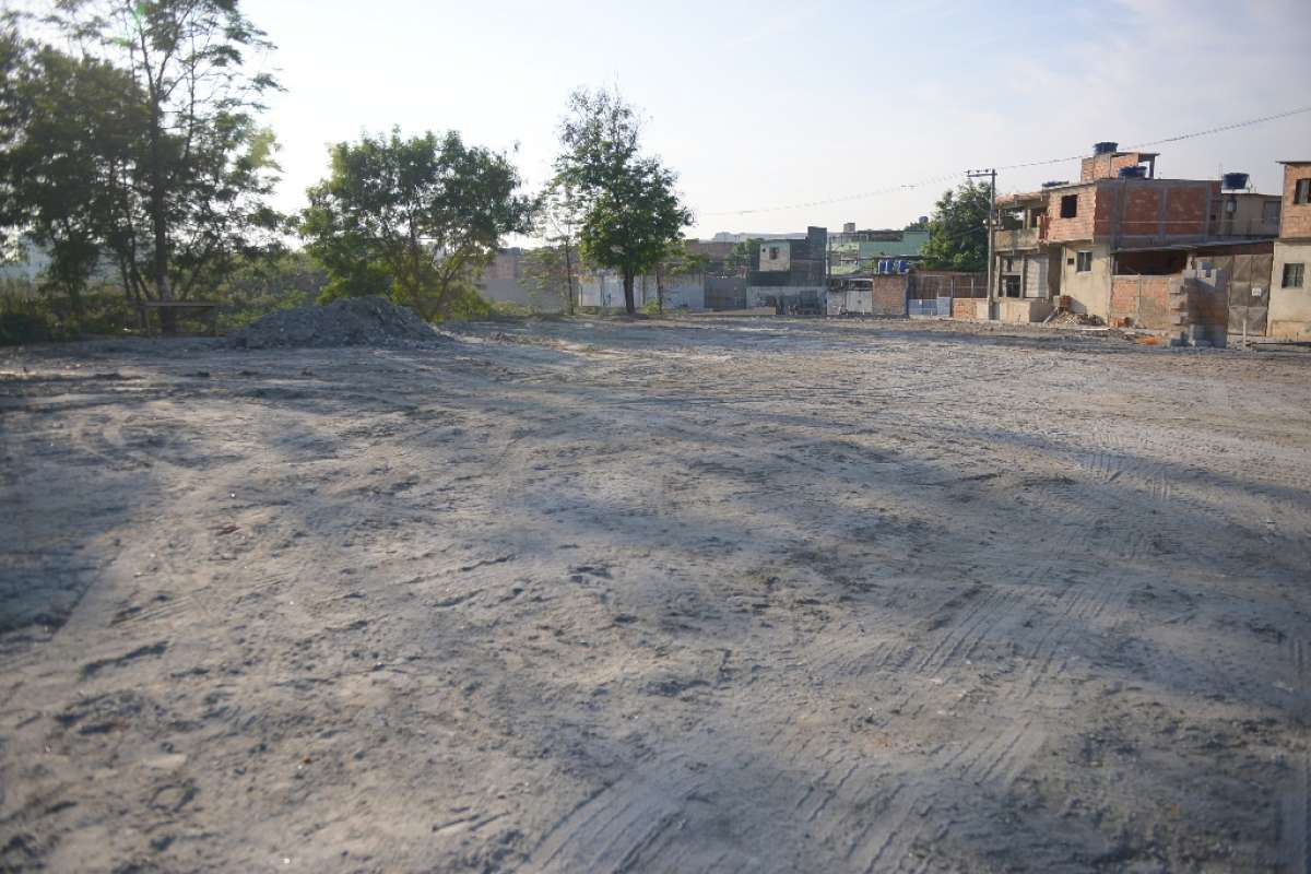 Terreno que servia como ponto de despejo irregular de lixo, ganhará praça com quadra de esporte, academia da terceira idade e brinquedos para as crianças