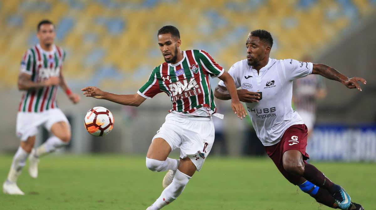 Everaldo (E) se destacou nas assist&ecirc;ncias. O Fluminense recebe o Deportivo Cuenca (EQU) no Maracan&atilde;, pelo jogo de volta das oitavas de final da Copa Sul-Americana. O time carioca joga com a vantagem de dois gols fora, e pode perder por at&eacute; um de diferen&ccedil;a. Foto: Daniel Castelo Branco / Ag&ecirc;ncia O Dia ------  J&uacute;lio C&eacute;sar, Leo, Gum, Dig&atilde;o, Ayrton Lucas, A&iacute;rton, Jadson, Dodi, Junior Sornoza, Everaldo e Luciano, T&eacute;cnico: Marcelo Oliveira