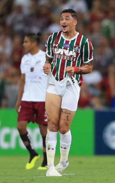 Luciano &eacute; s&oacute; irrita&ccedil;&atilde;o com uma decis&atilde;o do &aacute;rbitro. O Fluminense recebe o Deportivo Cuenca (EQU) no Maracan&atilde;, pelo jogo de volta das oitavas de final da Copa Sul-Americana. O time carioca joga com a vantagem de dois gols fora, e pode perder por at&eacute; um de diferen&ccedil;a. Foto: Daniel Castelo Branco / Ag&ecirc;ncia O Dia ------  J&uacute;lio C&eacute;sar, Leo, Gum, Dig&atilde;o, Ayrton Lucas, A&iacute;rton, Jadson, Dodi, Junior Sornoza, Everaldo e Luciano, T&eacute;cnico: Marcelo Oliveira