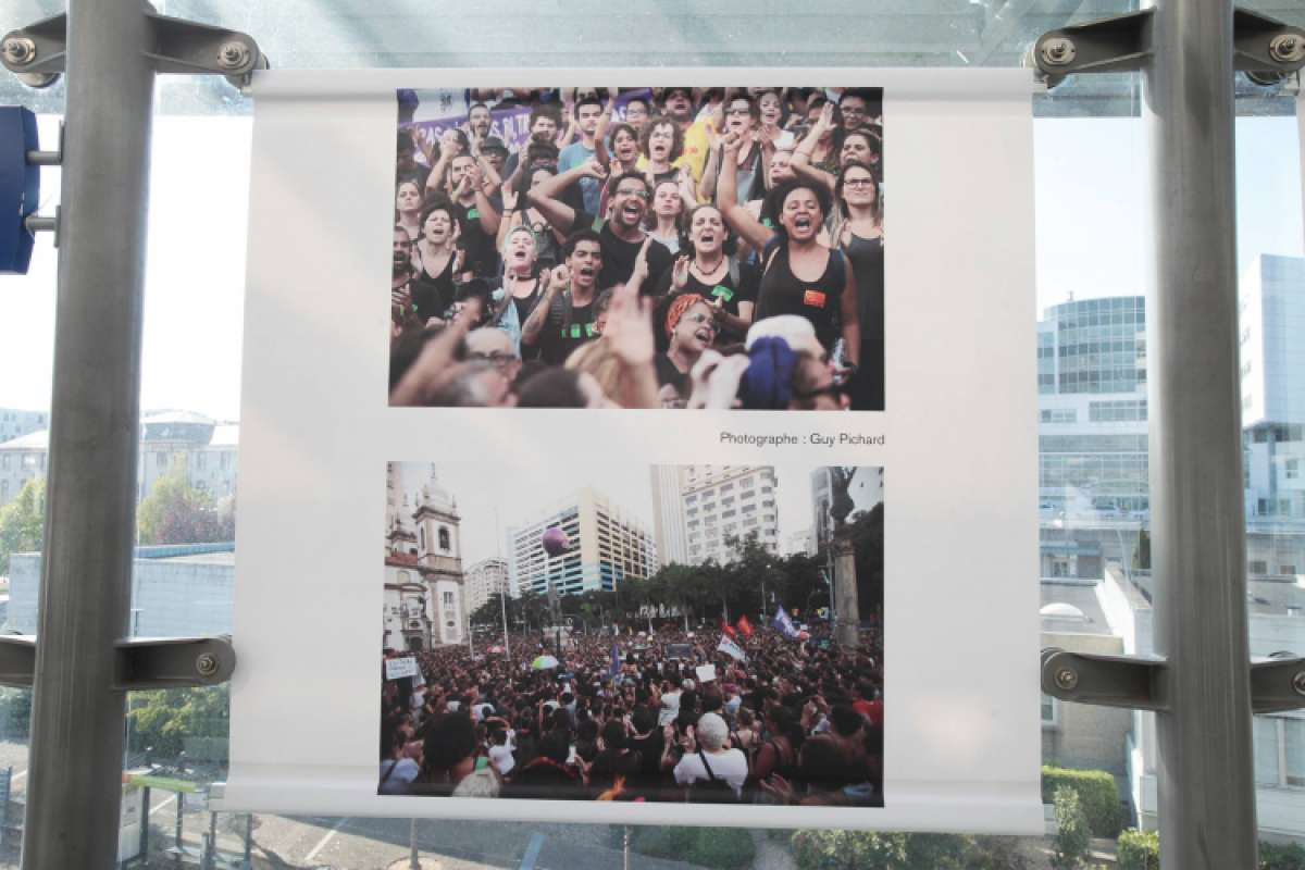Fotos de atos em homenagem a Marielle Franco são expostas em metrô na França
