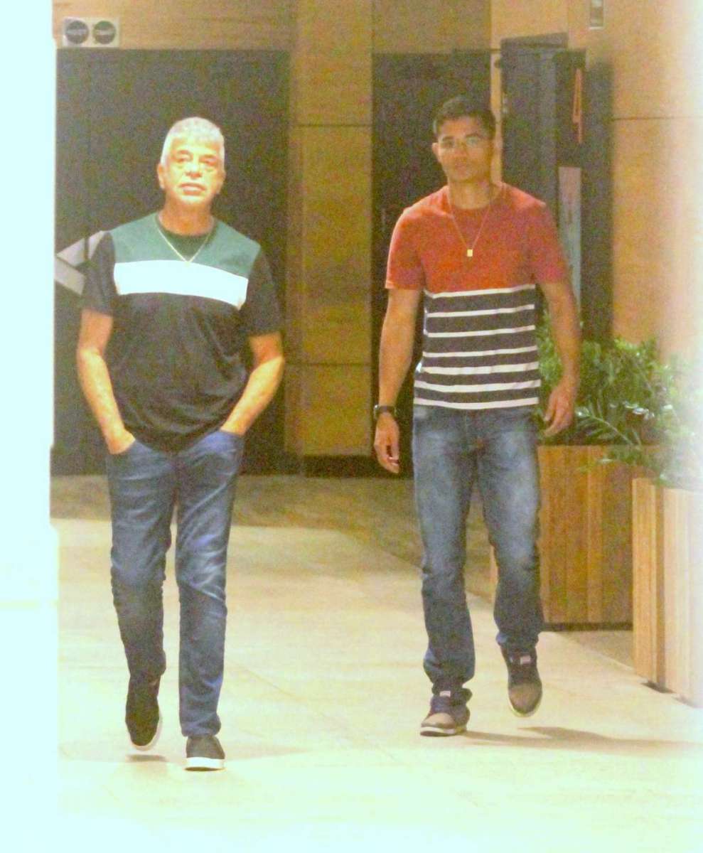 Lulu Santos vai ao cinema com o namorado, Clebson Teixeira