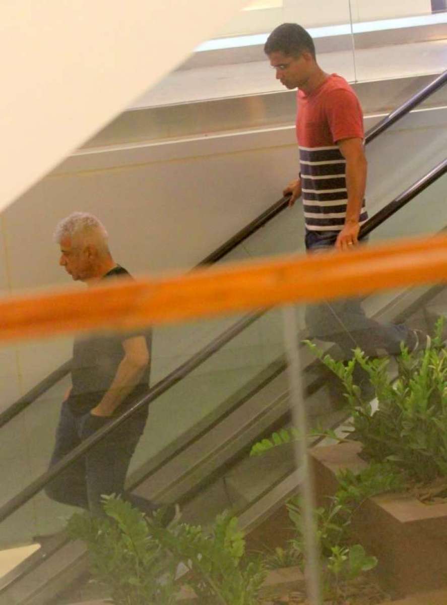 Lulu Santos vai ao cinema com o namorado, Clebson Teixeira