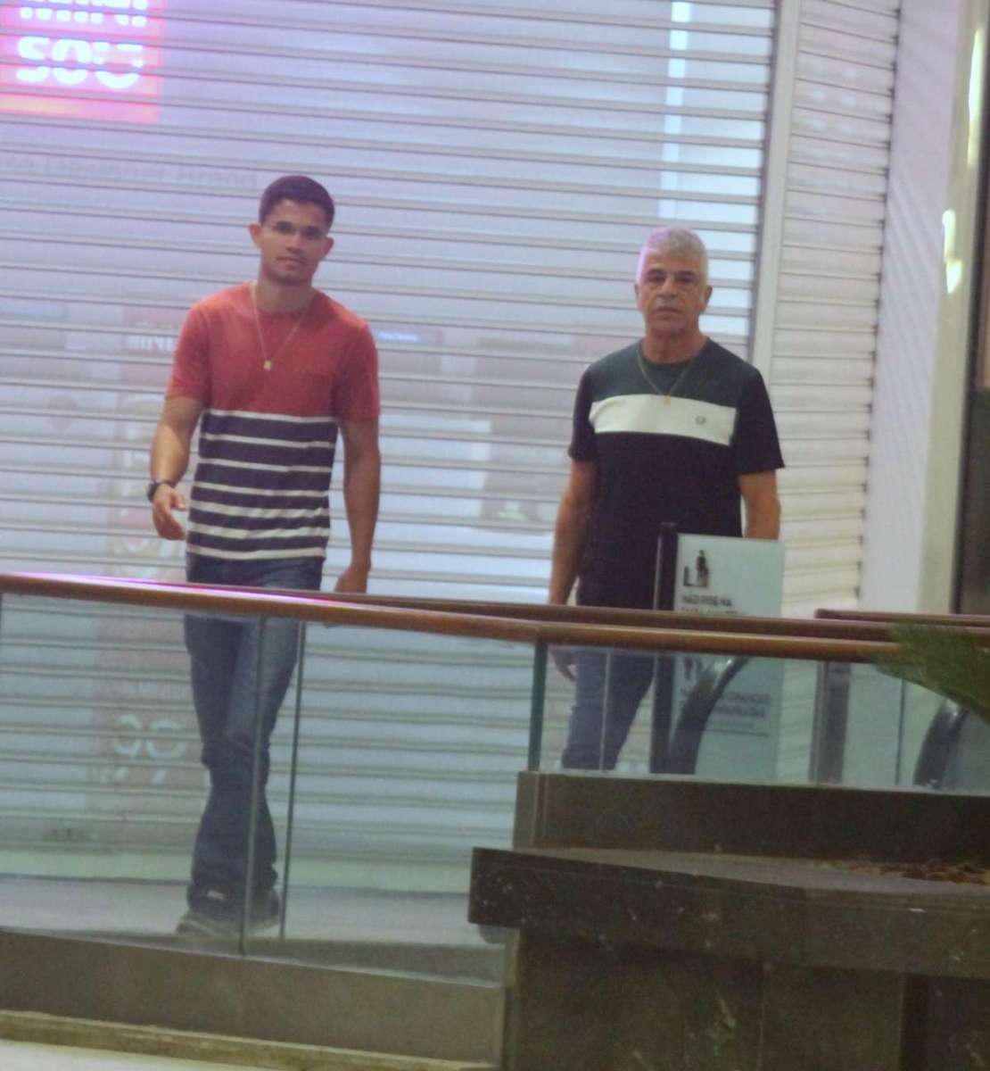 Lulu Santos vai ao cinema com o namorado, Clebson Teixeira