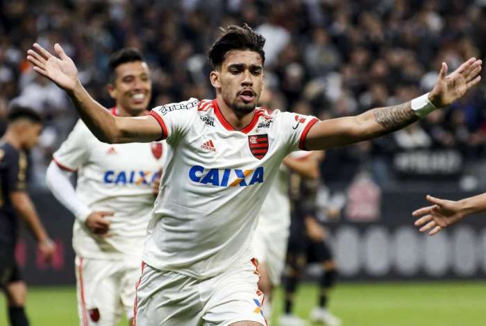 Lucas Paquetá comemora gol durante partida contra o Timão