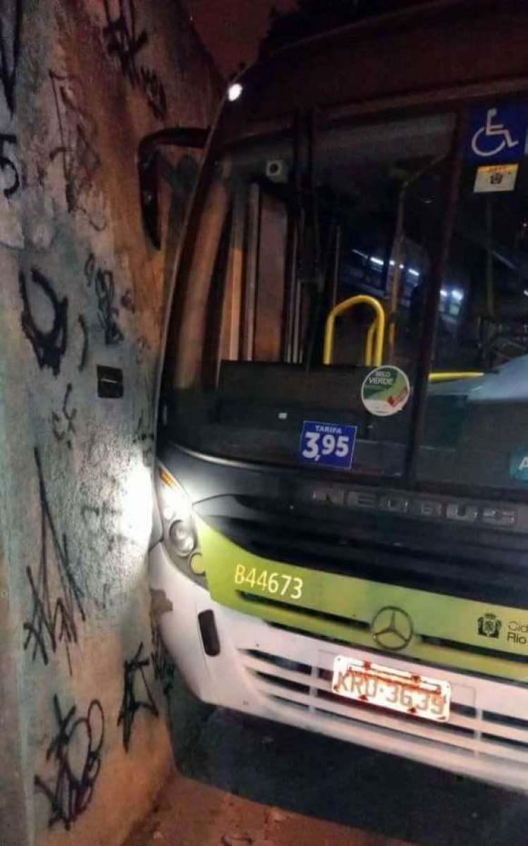O motorista baleado acabou perdendo o controle e batendo em um muro