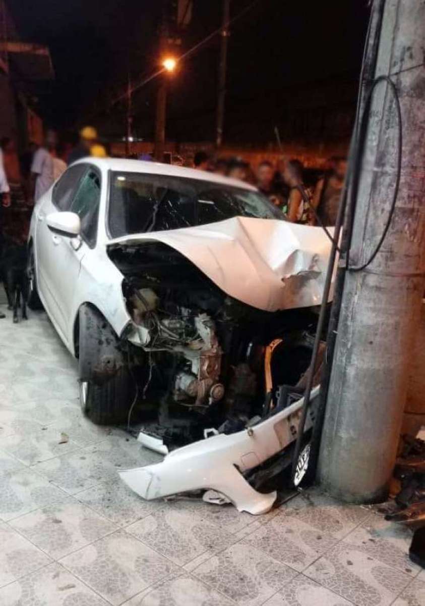 O motorista baleado acabou perdendo o controle e batendo em um muro