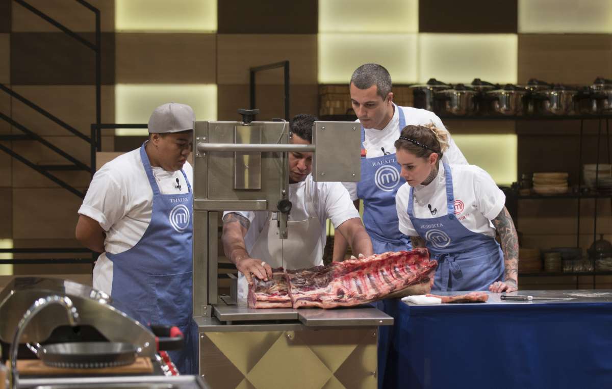 Candidatos durante o próximo desafio do Master Chef Profissionais