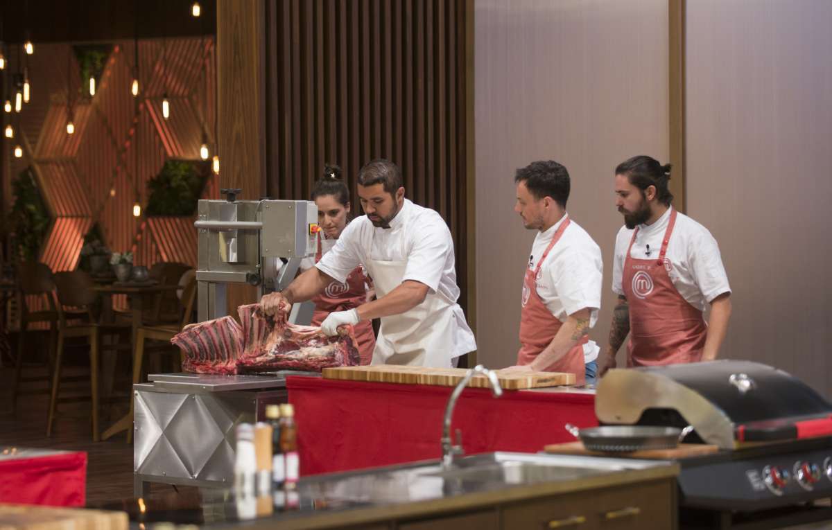 Candidatos durante o próximo desafio do Master Chef Profissionais