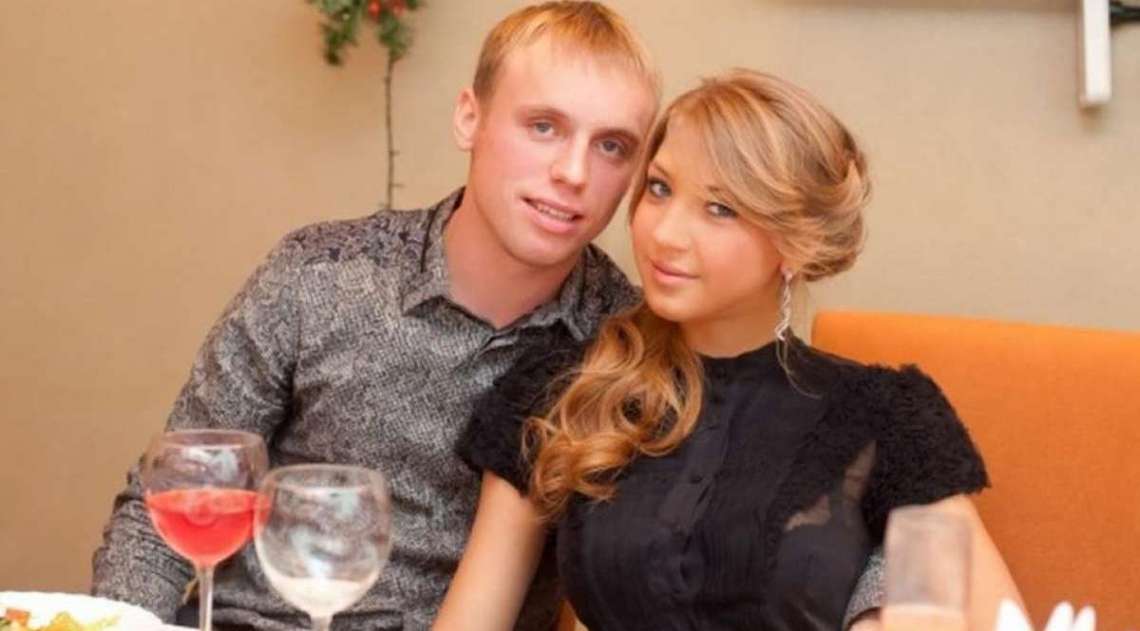 Daria Glushakova flagrou marido dentro de uma sauna acompanhado por uma mulher nua