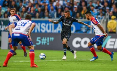 Paris Saint-Germain salva empate com pênalti polêmico contra o