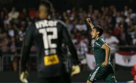 Fora de casa, Flamengo arrasa Brasília, chega à décima vitória e