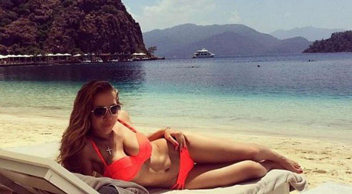 Daria Glushakova flagrou marido dentro de uma sauna acompanhado por uma mulher nua