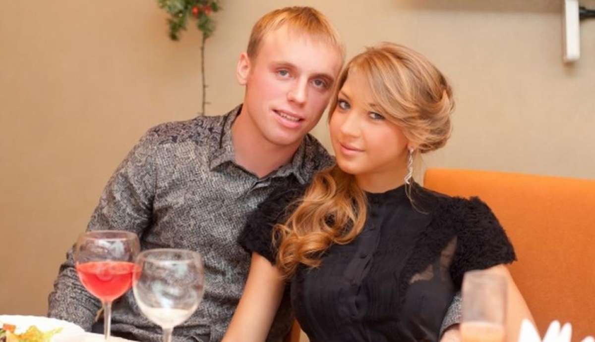 Daria Glushakova flagrou marido dentro de uma sauna acompanhado por uma mulher nua