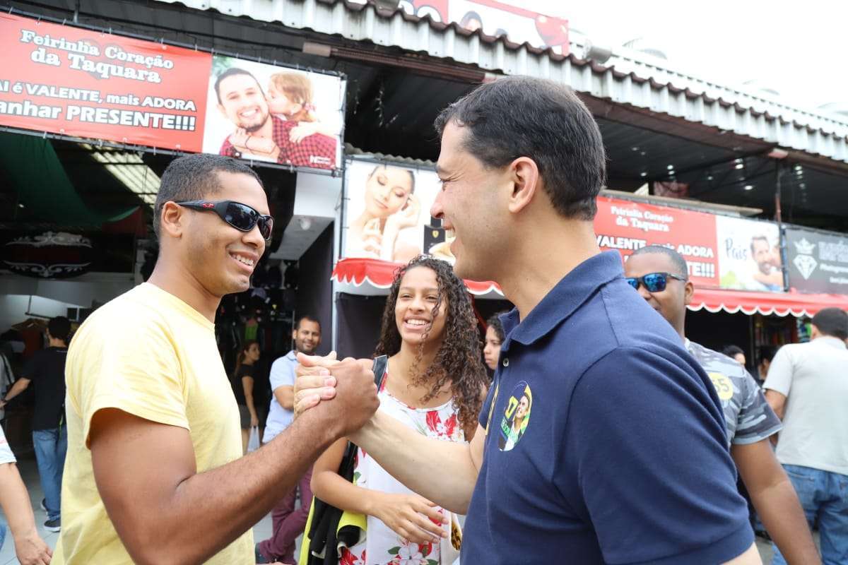 &Uacute;ltimo dia de campanha: &Iacute;ndio da Costa conversa com eleitores na Taquara