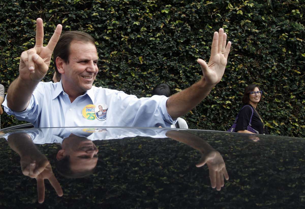 Candidato ao governo do Estado, Eduardo Paes vota na Gávea ...