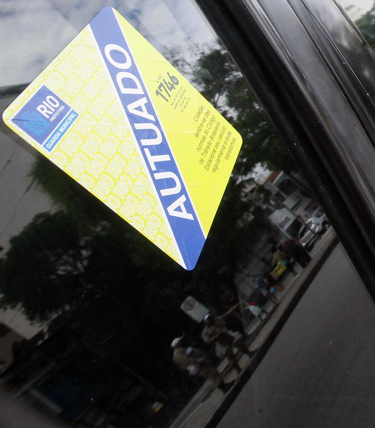 Guarda Municipal multando carros no Catete
Foto Silva Agencia O Dia - Severino Silva