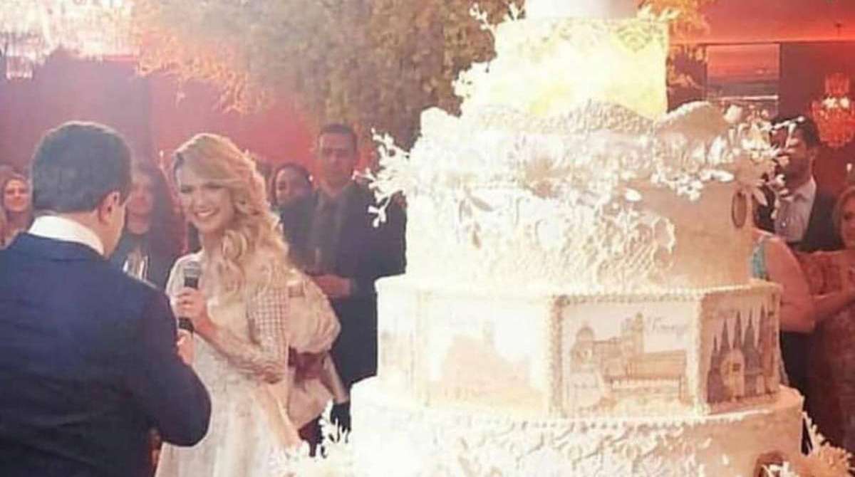 O bolo com detalhes de cidades da Europa desenhadas com açúcar