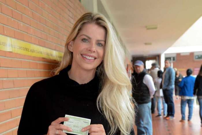 Karina Bacchi foi acompanhada de familiares e do filho Enrico para as urnas em São Paulo - AG News