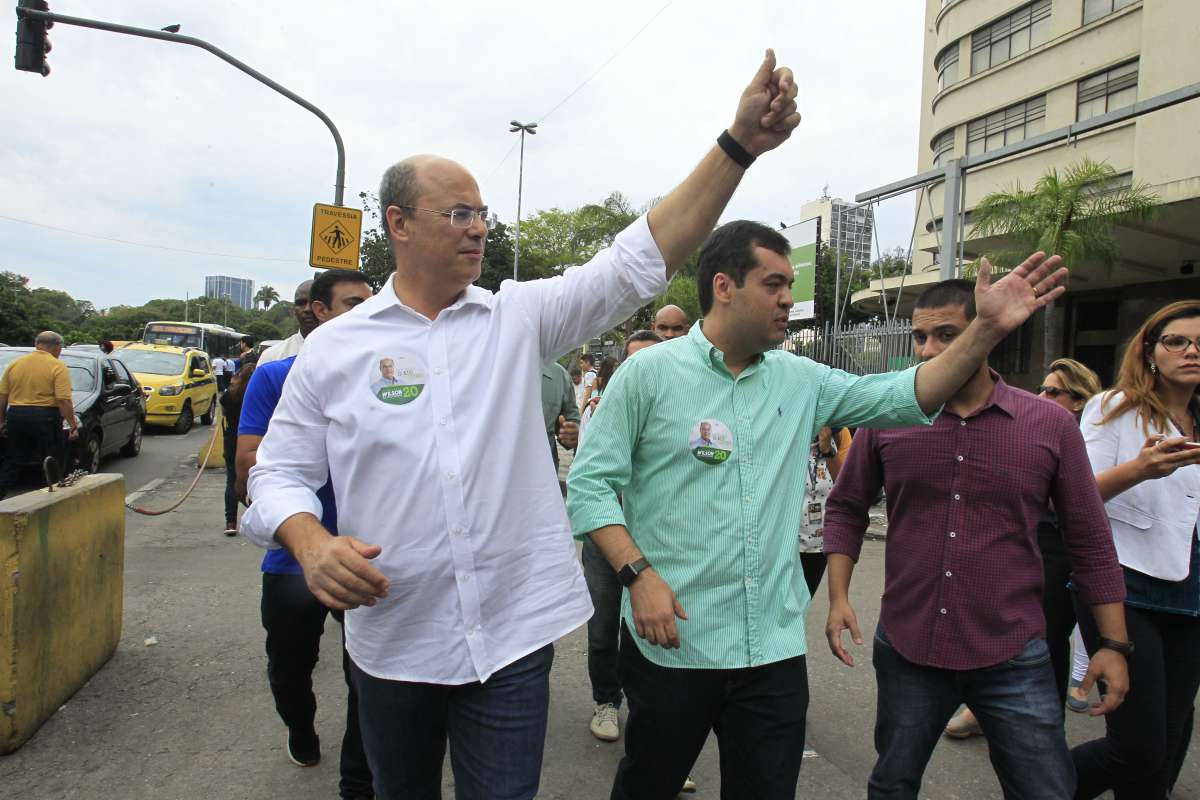 Wilson Witzel , candidato ao goveno do Rio chega para corpo a corpo na Central Do Brasi.       Estefan Radovicz / Ag&ecirc;ncia                                  CIDADE,RIO,ELEI&Ccedil;OES,2018
      Byline