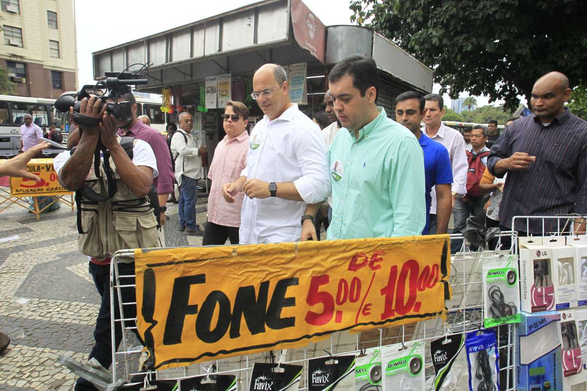 Wilson Witzel , candidato ao goveno do Rio chega para corpo a corpo na Central Do Brasi.       Estefan Radovicz / Ag&ecirc;ncia                                  CIDADE,RIO,ELEI&Ccedil;OES,2018
      Byline