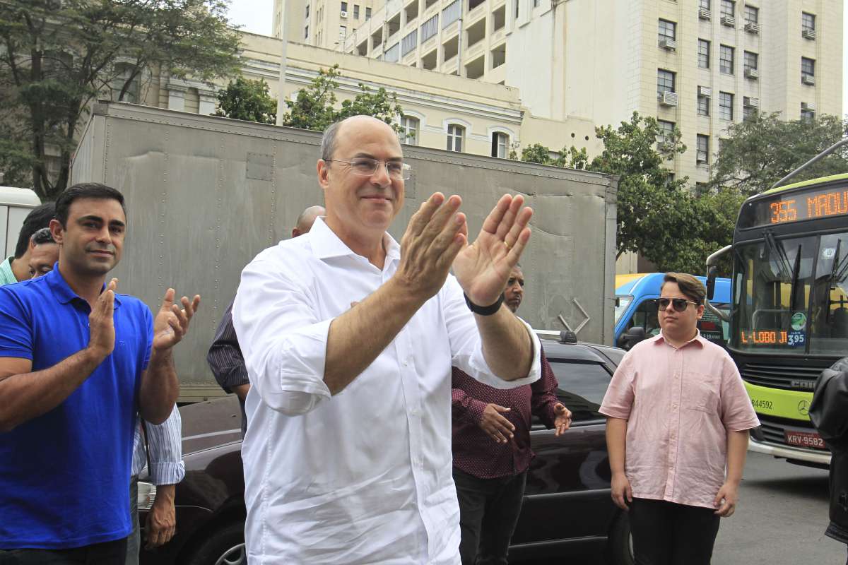 Wilson Witzel , candidato ao goveno do Rio chega para corpo a corpo na Central Do Brasi.       Estefan Radovicz / Ag&ecirc;ncia                                  CIDADE,RIO,ELEI&Ccedil;OES,2018
      Byline