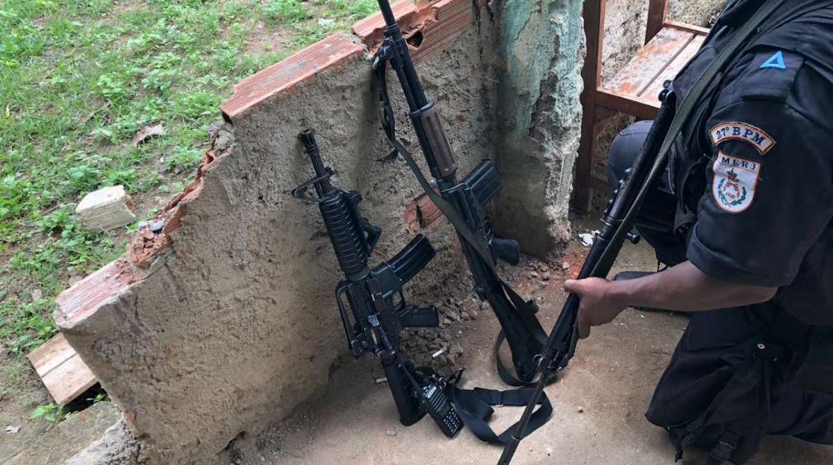 Polícia faz operação na Favela do Rola, em Santa Cruz