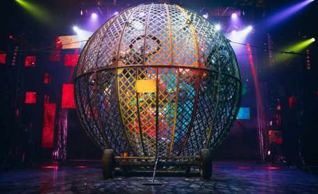 Motociclista sofre queda durante espetáculo de circo no Leblon