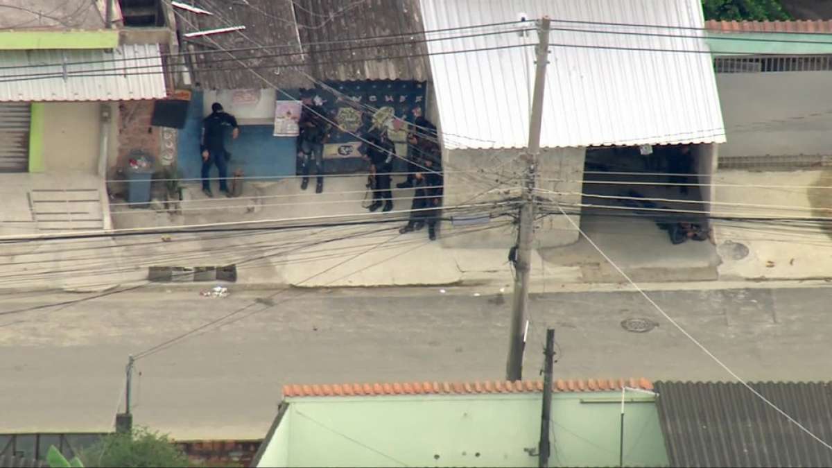 Milicianos e traficantes entram em confronto em ruas de comunidades da Zona Oeste