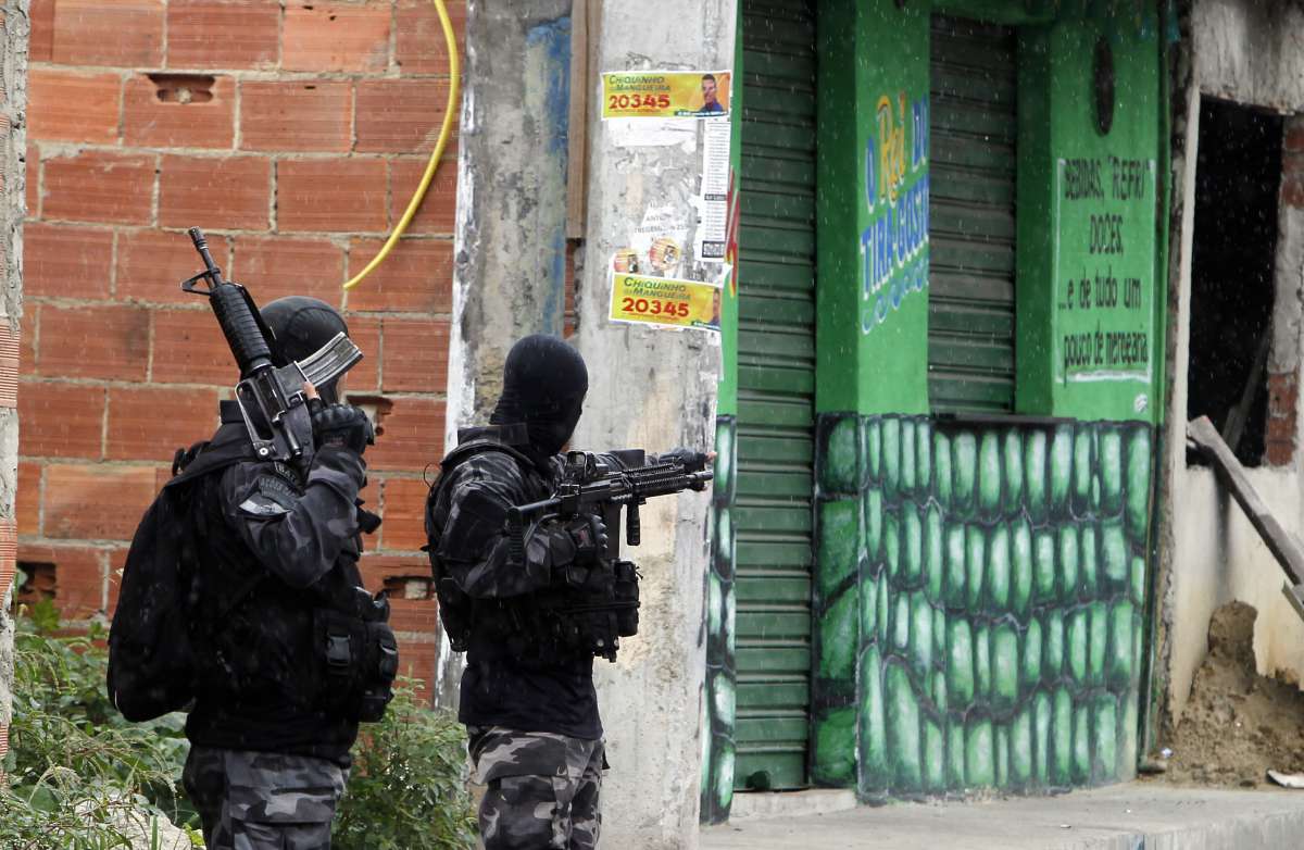 Operação do Choque e Bac, Operaçõe com cães no Complexo do Alemão, local Fazendinha,esta incursão seria para tentar prender bandidos que teria ido em reforço aos bandidos de uma favela em Sta Cruz Zona oeste do Rio,
Foto Severino Silva Agencia O Dia