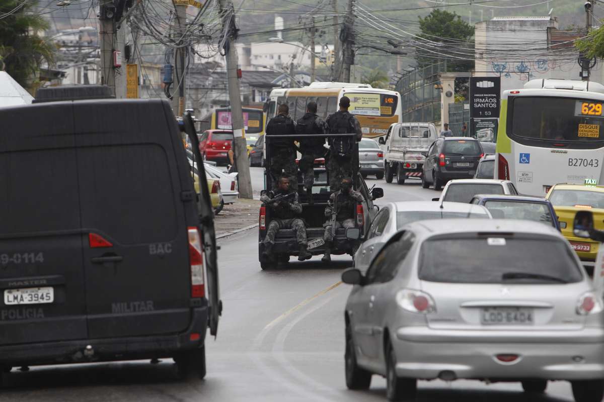 Opera&ccedil;&atilde;o do Choque e Bac, Opera&ccedil;&otilde;e com c&atilde;es no Complexo do Alem&atilde;o,  local Fazendinha,esta incurs&atilde;o seria para tentar prender bandidos que teria ido em refor&ccedil;o aos bandidos de uma favela em Sta Cruz Zona oeste do Rio,
Foto  Severino  Silva Agencia O Dia