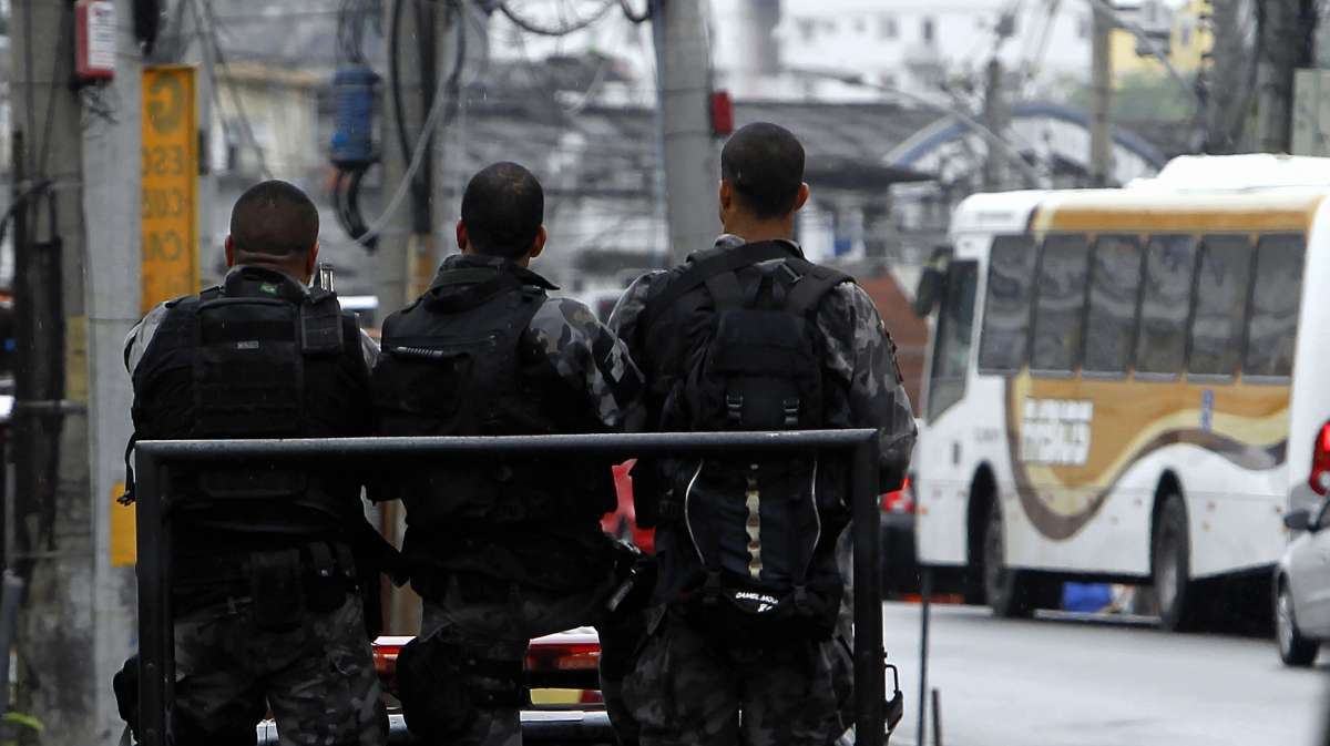 Operação do Choque e Bac, Operaçõe com cães no Complexo do Alemão, local Fazendinha,esta incursão seria para tentar prender bandidos que teria ido em reforço aos bandidos de uma favela em Sta Cruz Zona oeste do Rio,
Foto Severino Silva Agencia O Dia