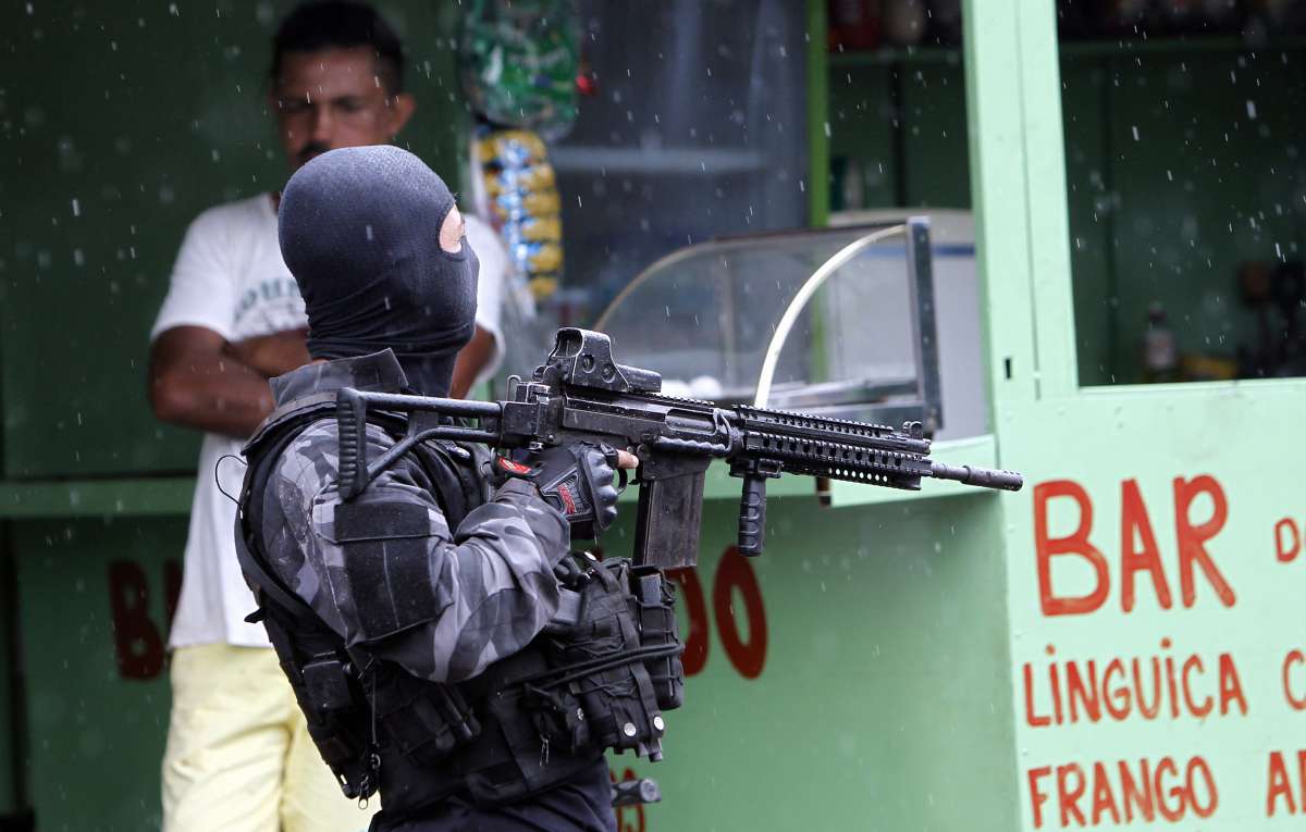 Opera&ccedil;&atilde;o do Choque e Bac, Opera&ccedil;&otilde;e com c&atilde;es no Complexo do Alem&atilde;o,  local Fazendinha,esta incurs&atilde;o seria para tentar prender bandidos que teria ido em refor&ccedil;o aos bandidos de uma favela em Sta Cruz Zona oeste do Rio,
Foto  Severino  Silva Agencia O Dia