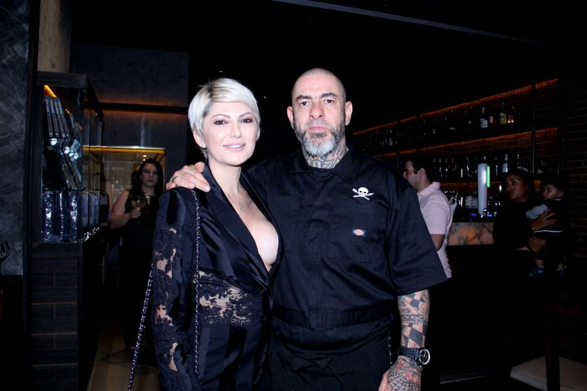 Juliana Alves com o marido e a filha na inauguração do restaurante de Henrique Fogaça