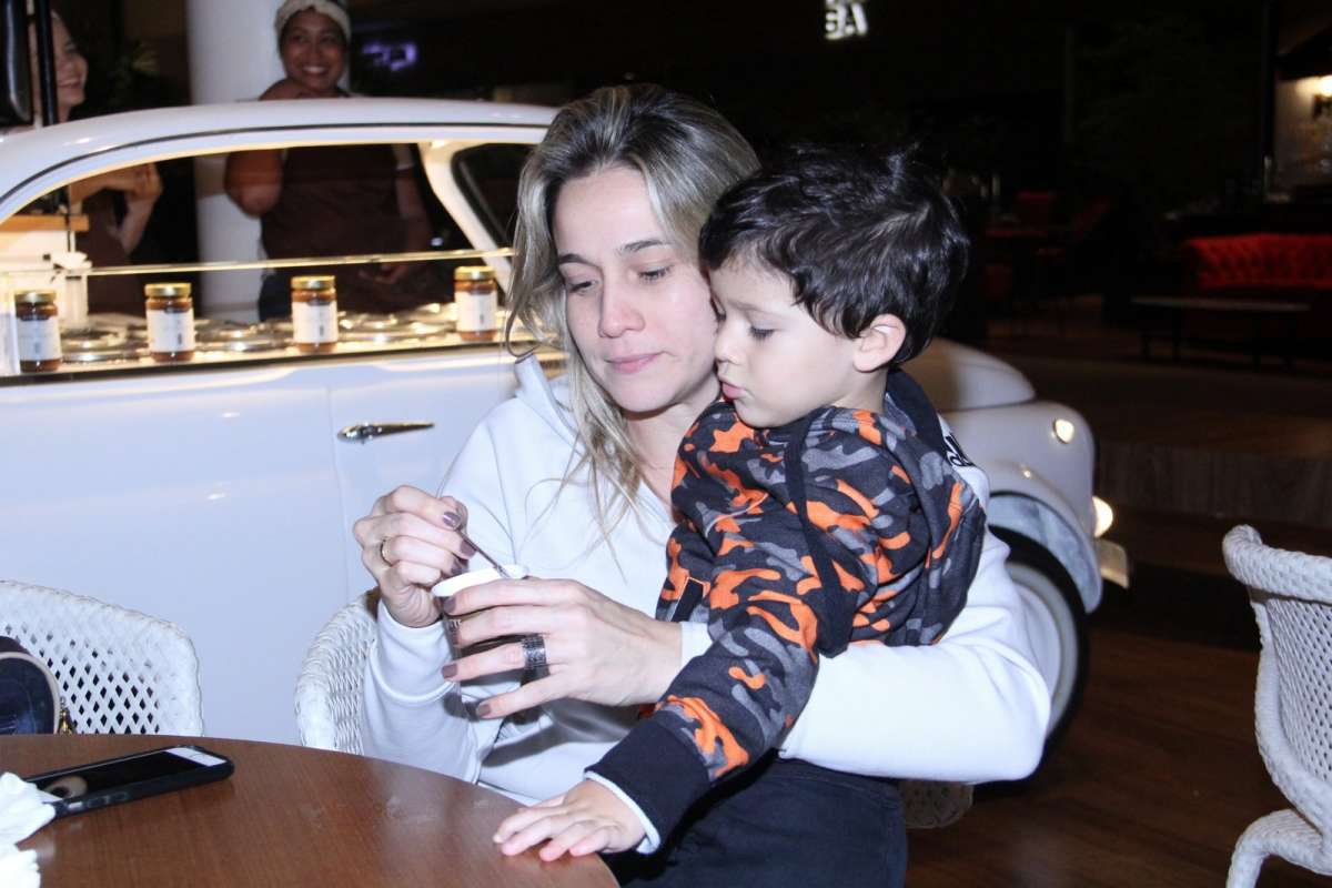 Juliana Alves com o marido e a filha na inauguração do restaurante de Henrique Fogaça