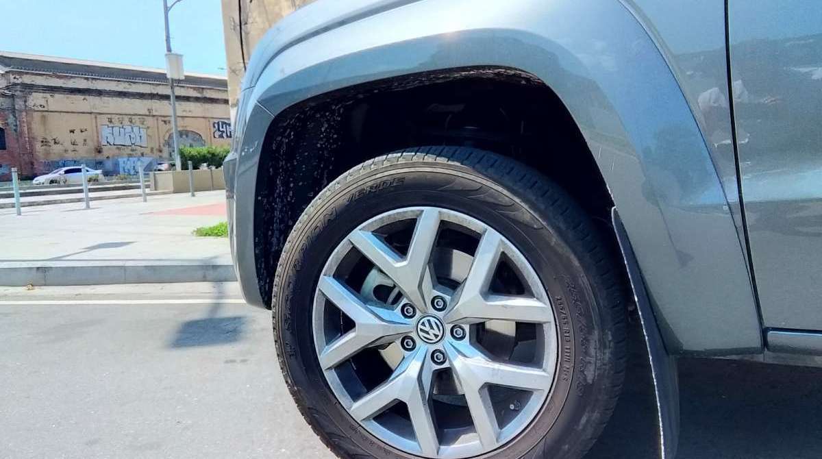 Picape possui iluminação diurna em LED e sensores de estacionamento dianteiros e traseiros. Farol de neblina tem função que segue o movimento do volante para iluminar