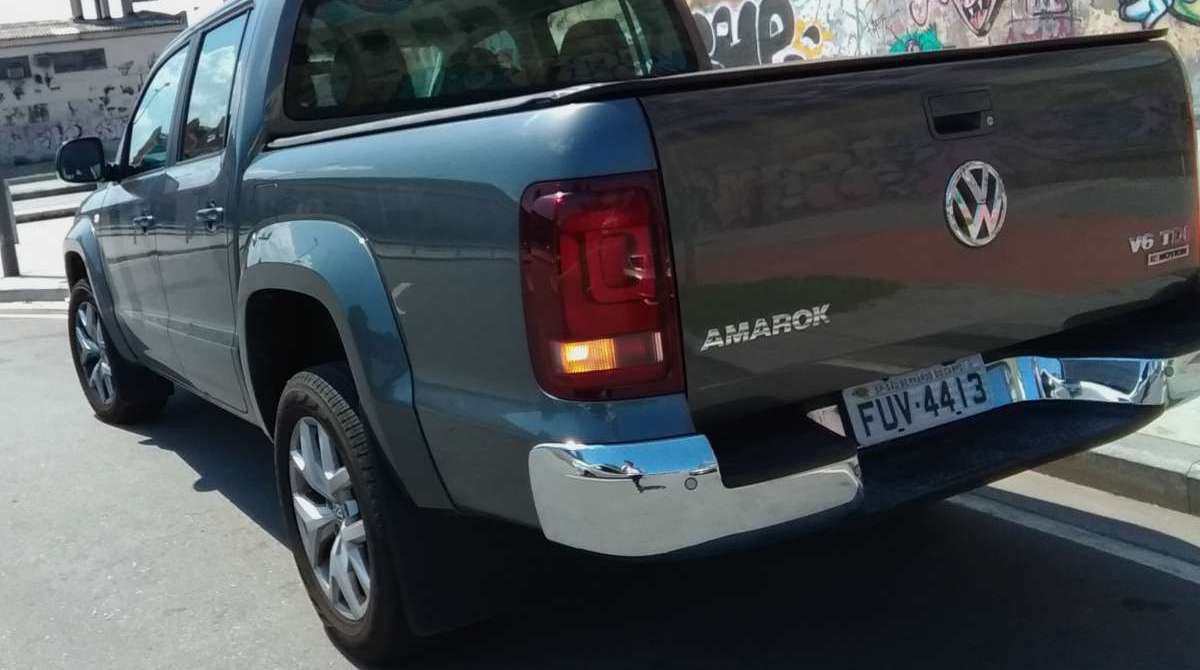 Picape possui iluminação diurna em LED e sensores de estacionamento dianteiros e traseiros. Farol de neblina tem função que segue o movimento do volante para iluminar