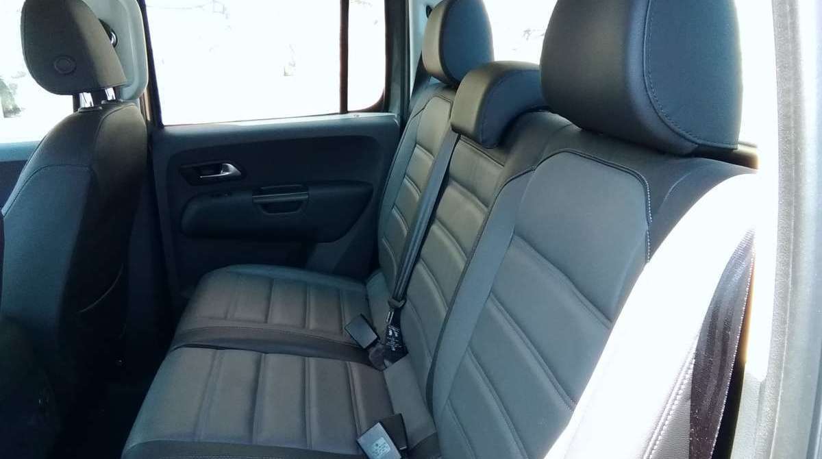 Picape possui iluminação diurna em LED e sensores de estacionamento dianteiros e traseiros. Farol de neblina tem função que segue o movimento do volante para iluminar