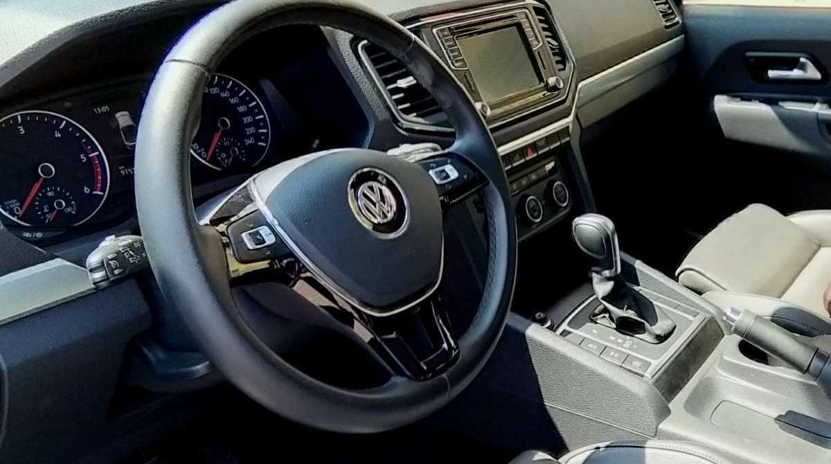 Picape possui iluminação diurna em LED e sensores de estacionamento dianteiros e traseiros. Farol de neblina tem função que segue o movimento do volante para iluminar