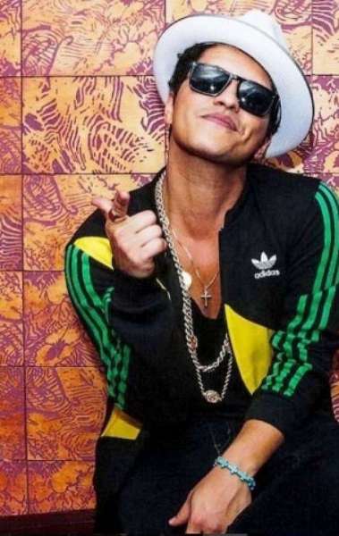 Cantor fez 33 anos com parab&eacute;ns especial do amigo Ed Sheeran