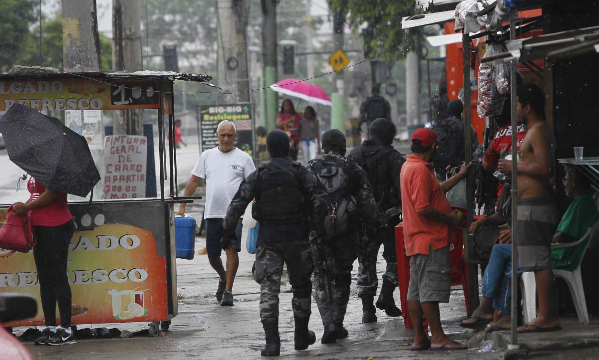 Operação do Choque e Bac, Operaçõe com cães no Complexo do Alemão, local Fazendinha,esta incursão seria para tentar prender bandidos que teria ido em reforço aos bandidos de uma favela em Sta Cruz Zona oeste do Rio,
Foto Severino Silva Agencia O Dia