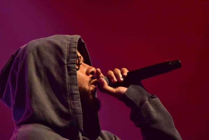 10/10/2018 - AGÊNCIA DE NOTÍCIAS - PARCEIRO - O  cantor Emicida , durante apresentação de seu show, realizado no Espaço das Américas, Zona Oeste de São Paulo, na noite desta quarta-feira (10). Foto: Eduardo Carmim/Parceiro/Agência O Dia - Eduardo Carmim/Parceiro/Agência O Dia