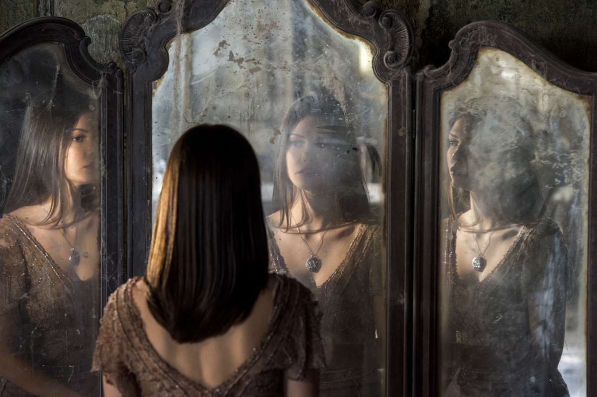 Проходит сквозь зеркало. Отражение в зеркале. Девушка в отражении зеркала. Фотосессия с зеркалом. Зеркало фото.