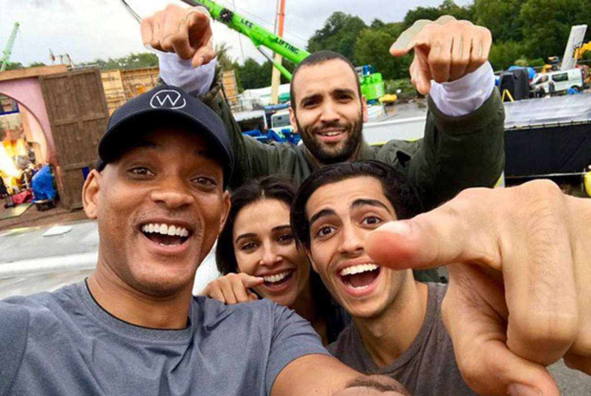 Will Smith posa com o elenco de 'Aladdin'