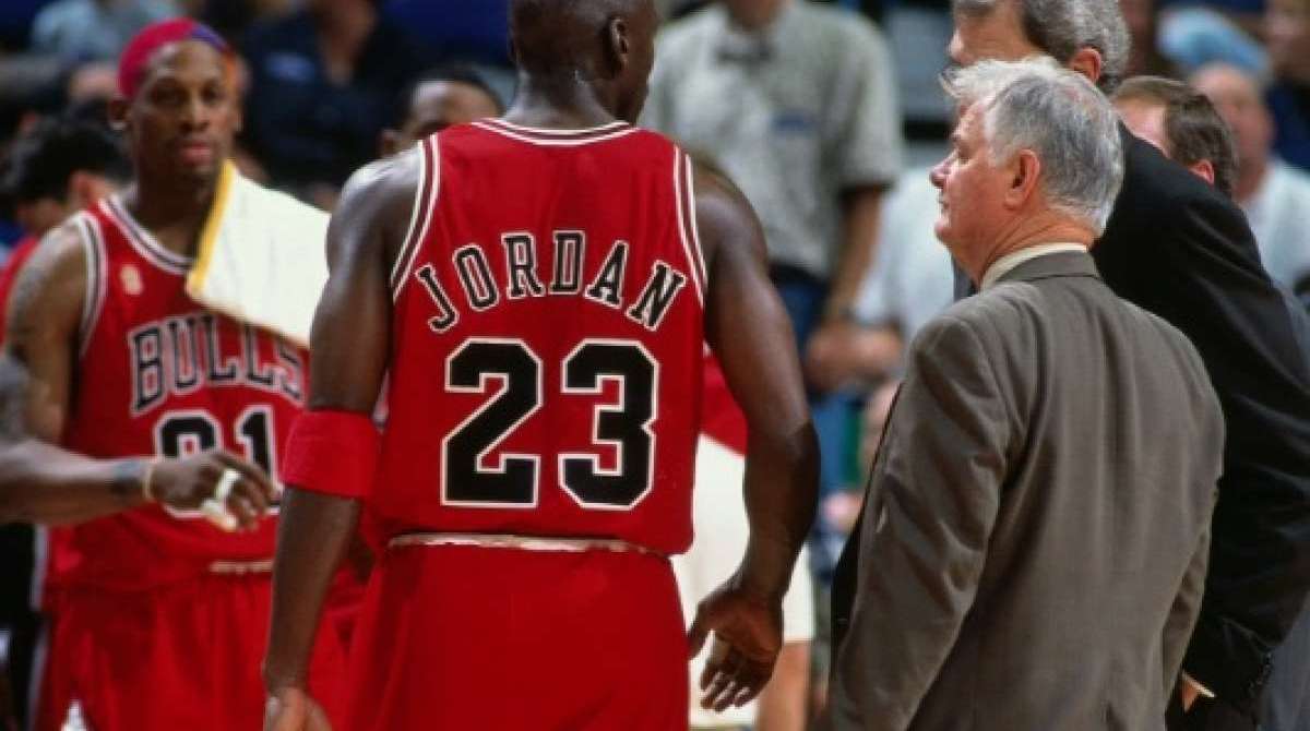 Tex Winter ao lado de Michael Jordan anos anos 1990 - Twitter