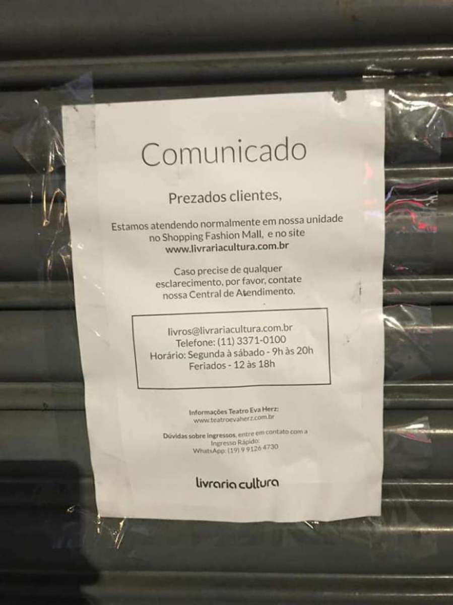 Comunicado fixado na porta da livraria