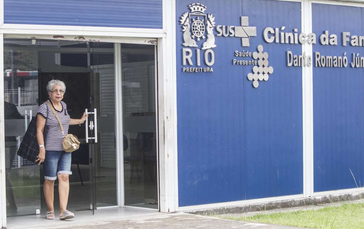 Prefeito Crivella pretende transformar algumas clinicas da familia em postos de saude para cortar gastos. Na foto clinica da familia de Marechal Hermes. Rj, 11 de outubro.