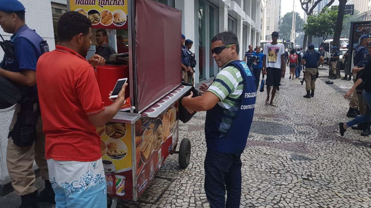 Agentes atuaram na Avenida Rio Branco, no Largo da Carioca e nas ruas São José, Riachuelo e Ouvidor em combate ao comércio ambulante irregular na região
