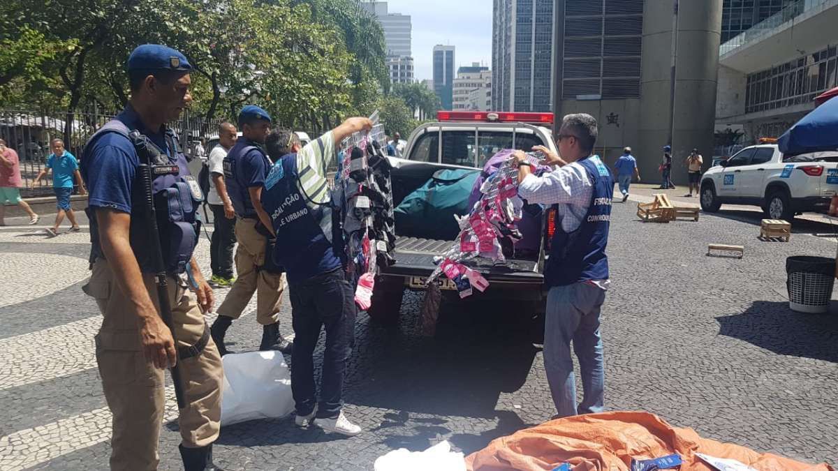 Ao todo, mais de 1500 itens foram apreendidos e cerca de 100 ambulantes notificados - Divulgação