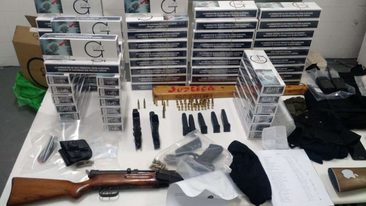 Armas, munições, cigarros, toucas e porrete foram apreendidos - Divulgação