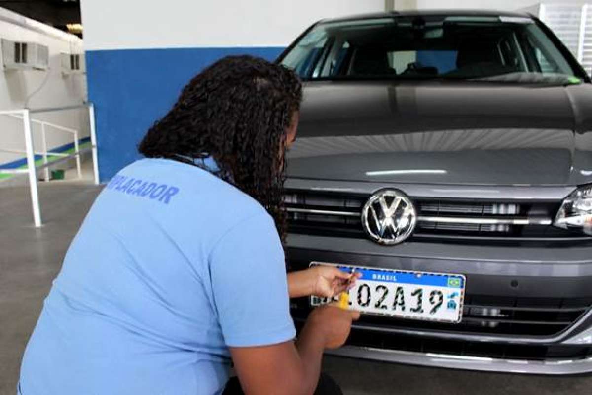 Placa Mercosul completa um mês no Rio